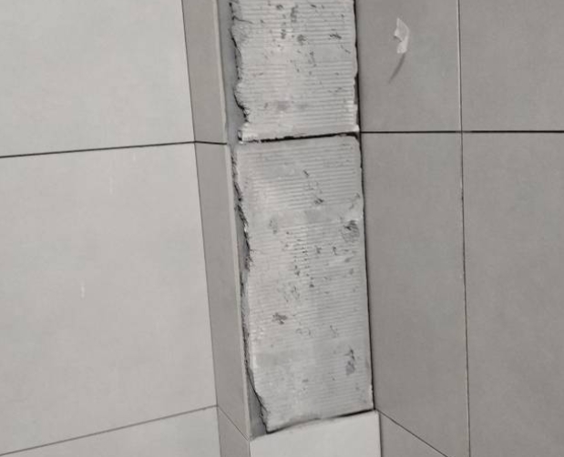 龙湖瓷砖空鼓维修公司分享下瓷砖施工前基层浇水润湿程度不足，可能导致以下问题