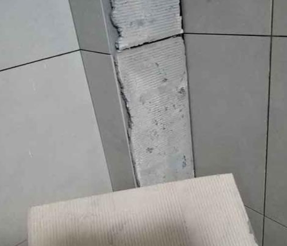 龙湖瓷砖空鼓维修公司分享下厨房瓷砖脱落的补救措施。